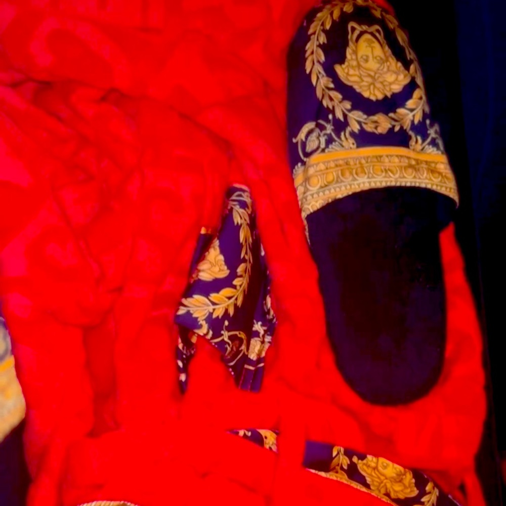 Hi im selling my versace robe